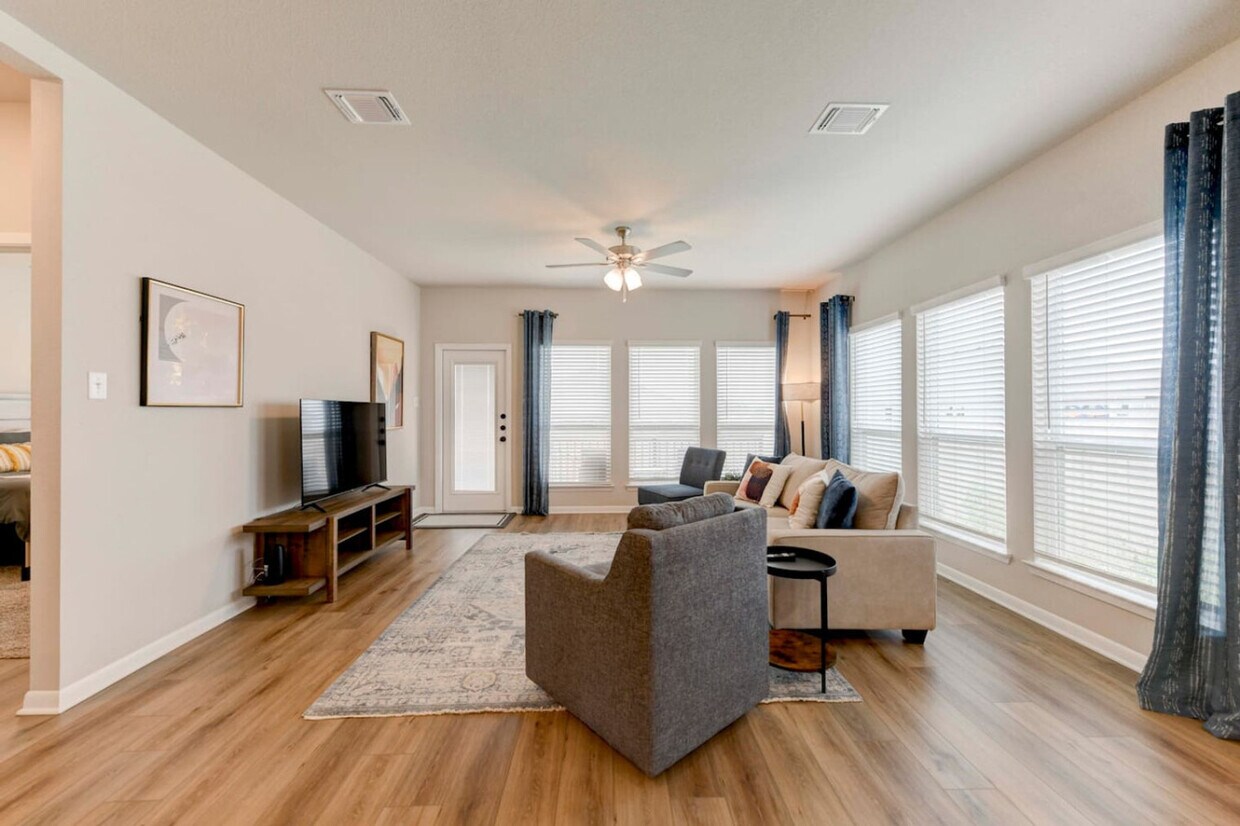 Foto principal - 2438 Lucy Axel Ln