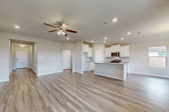 Foto del edificio - 3 Bedrom 2 bath with a 2 car garage in Sou...