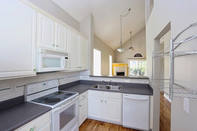 Foto del edificio - 3 Bedroom, 2 Bath End Unit with New Carpet...