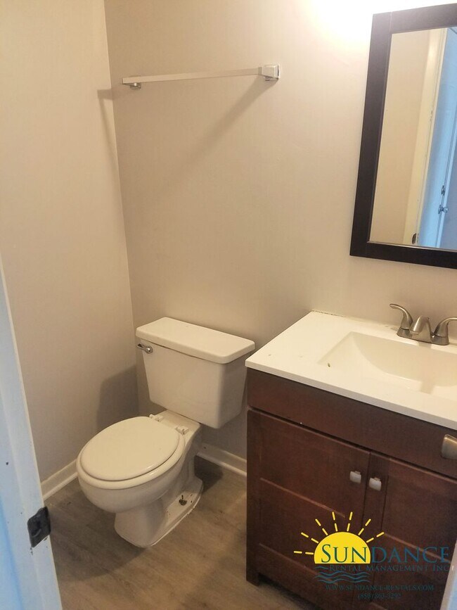 Building Photo - Great 2 Bedroom Townhouse in the Heart of ...