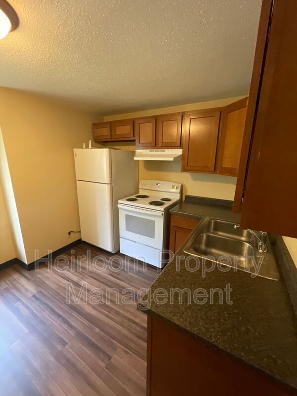 Foto del edificio - 327 W 4th St