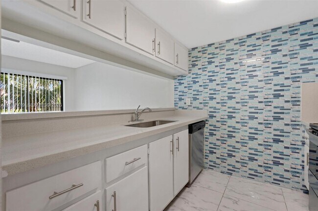 Foto del edificio - 9827 NW 37th St