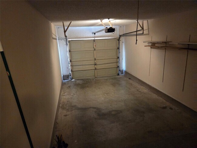 Foto del edificio - 8111 Baywood Dr