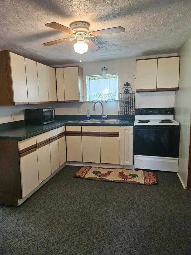 Foto del edificio - 5422 Ruby Dr