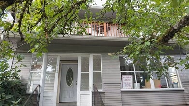 Building Photo - 812 SW 11th St