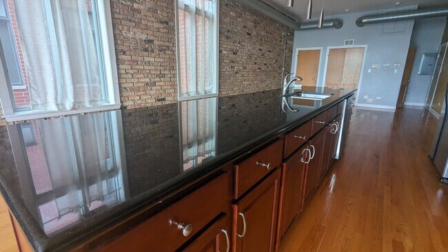 Foto del edificio - 1738 W Belmont Ave
