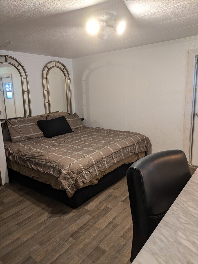 Cama de gran tamaño - 9838 Lake Dr