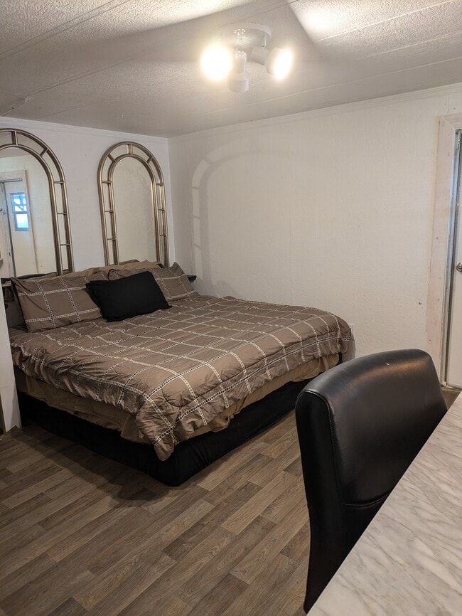 Large size bed - 9838 Lake Dr
