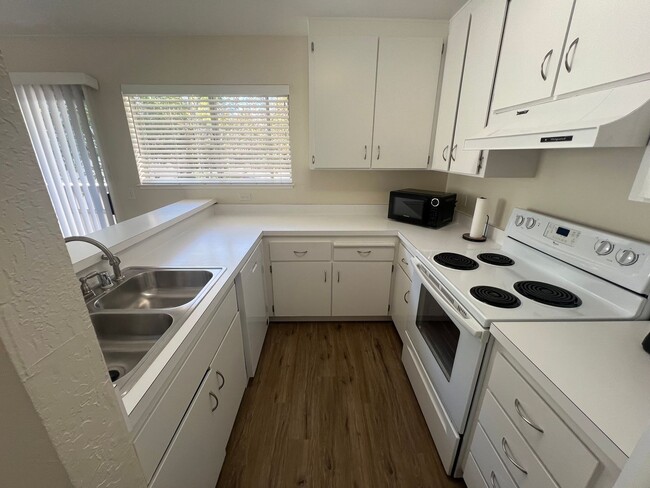 Foto del edificio - Beautiful 2 bed 1.5 bath end unit Condo in...