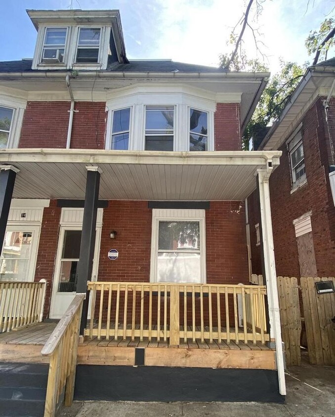 Foto principal - 4-bedroom, 1-bathroom home - Harrisburg Pa