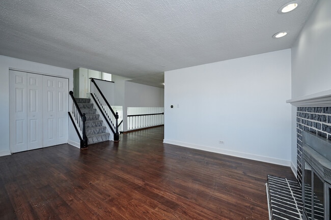 Building Photo - 1613 Hartmann Dr