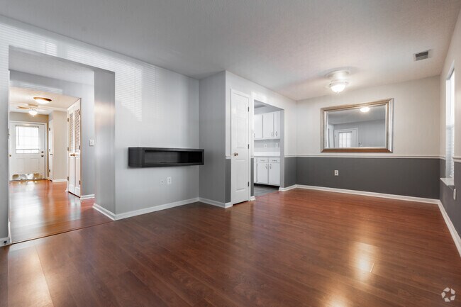 3 habitaciones, 1 baño - 950 pies cuadrados - Sala de estar - 816-818 Rubel Ave