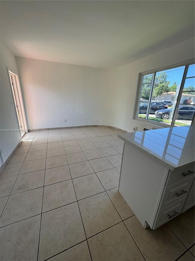 Building Photo - 2160 Bay Dr