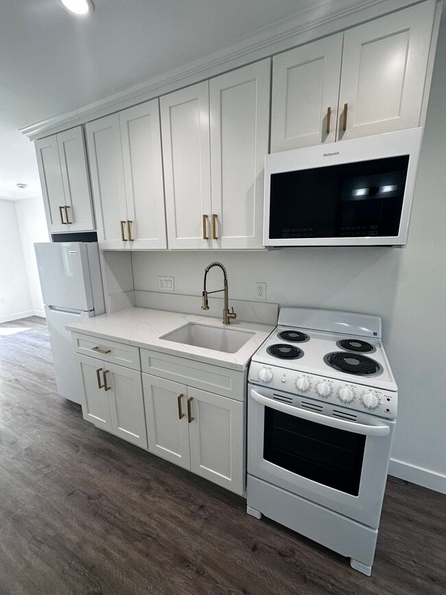 Building Photo - 611 Silver Strand Blvd