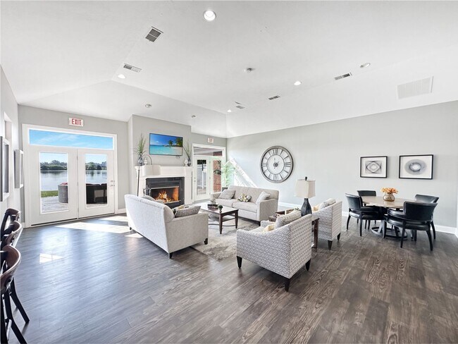 Foto del edificio - Luxurious Lakeside Living: Spacious 2-Bedr...