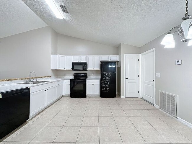 Foto del edificio - Charming 3-Bedroom Rental in Poinciana