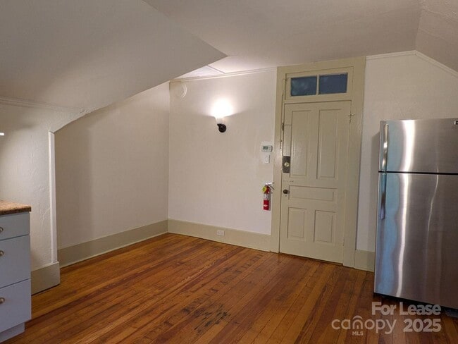 Foto del edificio - 220 Melrose Cir