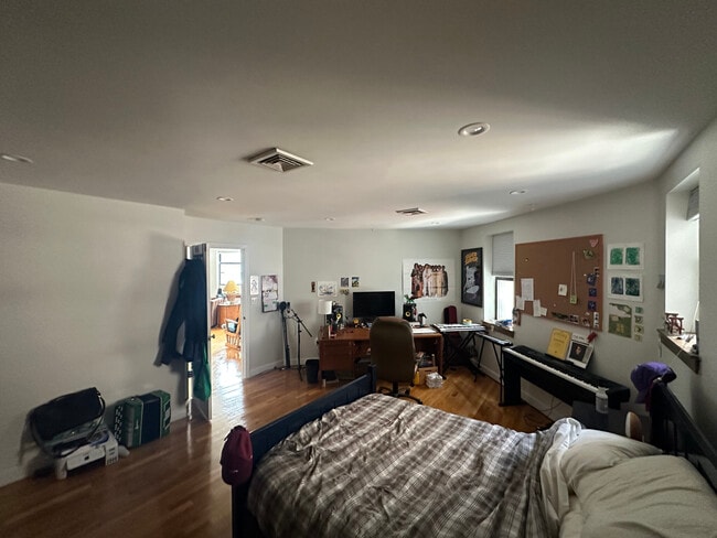 Building Photo - 100 Riverway