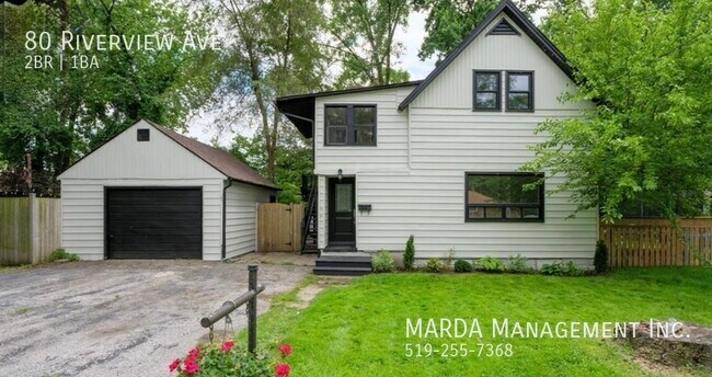 Photo du bâtiment - CHARMING 2.5 BED/1.5 BATH UPPER UNIT IN LA...