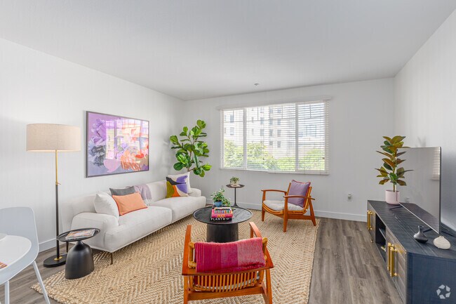 1 habitación, 1,5 baños - 865 pies cuadrados - Sala de estar - Gema San Diego Townhomes