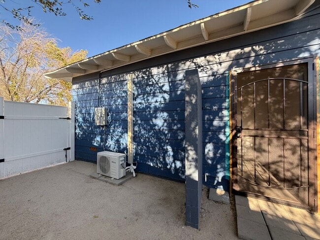 Building Photo - 442 Lightcap St