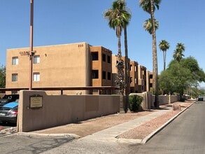 Building Photo - 1810 E Blacklidge Dr