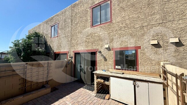 Foto del edificio - 2724 W McLellan Blvd