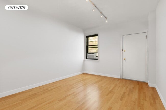 Building Photo - 106 Thompson St