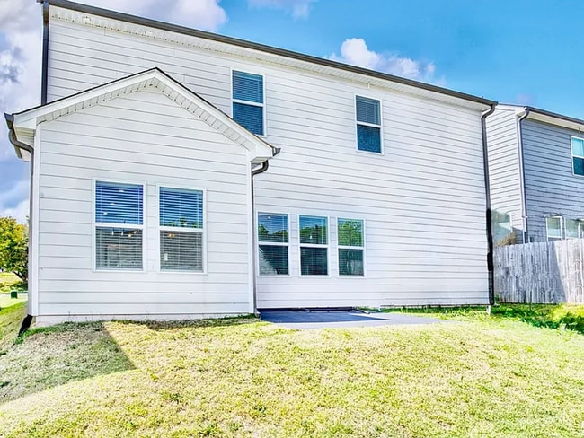 Building Photo - Immaculate Home