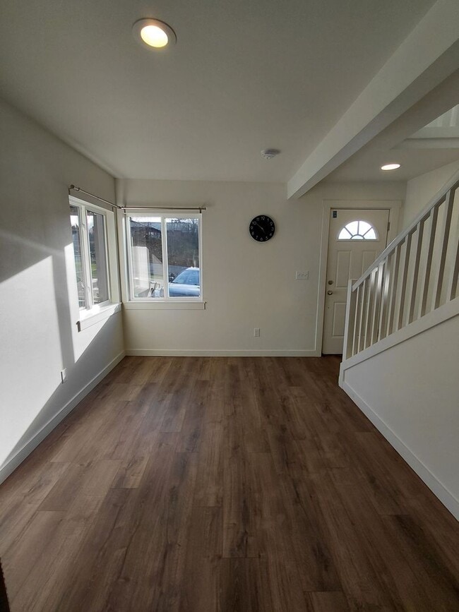 Building Photo - Cozy updated 1 bedroom with rooftop deck