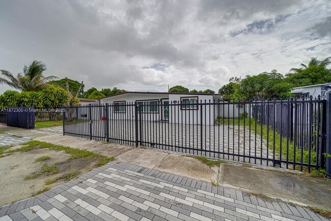 Foto del edificio - 1070 NW 132nd St