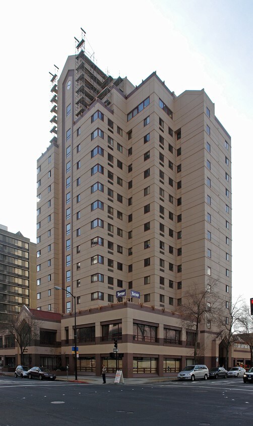 Riverview Plaza Apartments in Sacramento, CA