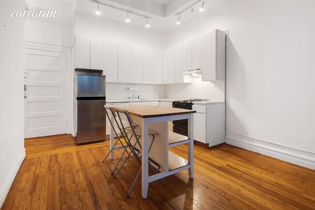 Building Photo - 230 W 72nd St