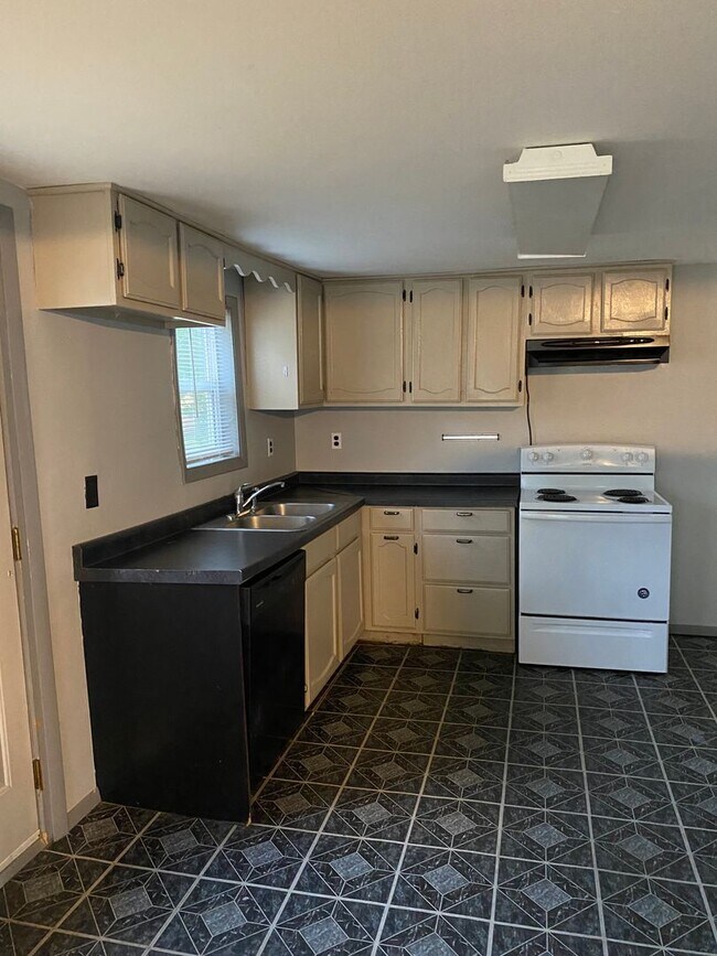 Foto del edificio - 2 Bed 1 Bath Home with Detached Double Garage