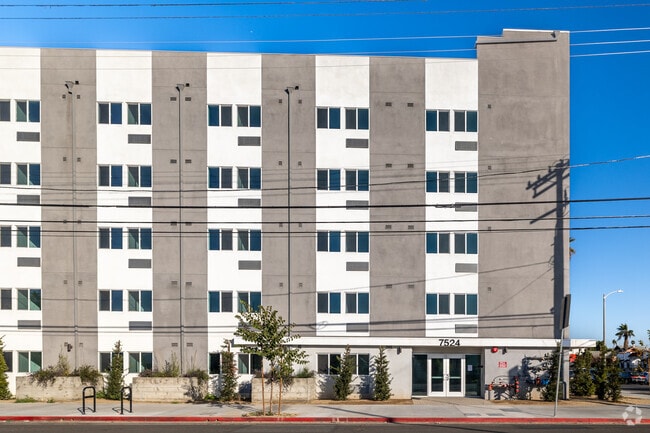 Building Photo - Beautiful and Spacious 1 bed/1 bath Apartment ~ Comes with Appliances, All Utilities Included, No...