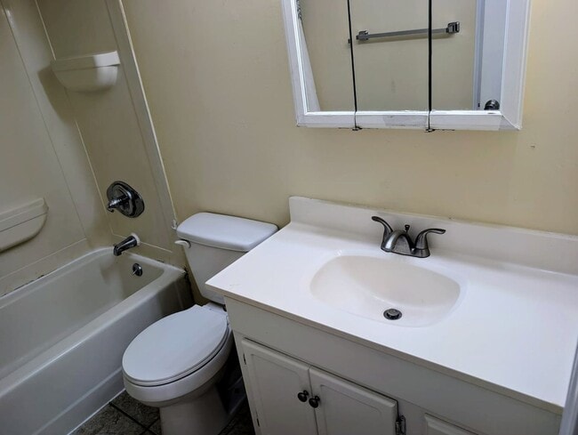 Building Photo - Spacious 2BR Condo – Pool Access & Utilities