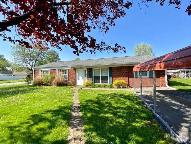 Building Photo - Great 4 Bedroom 2 Bathroom Red Brick Ranch Home in New Whiteland!