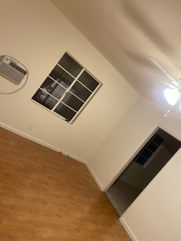 Living - 405 W Wilson Ave