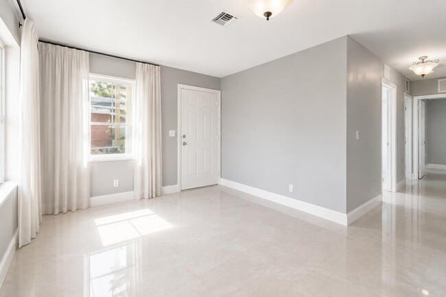 Building Photo - 5605 Pinewood Ave