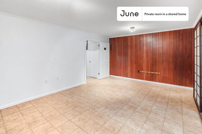 Foto del edificio - Private bedroom in 7 bed/3.5 bath Home