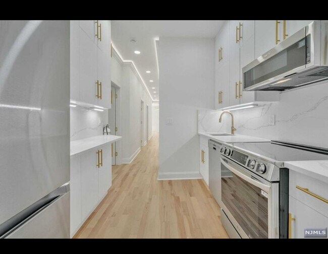 Foto del edificio - 25 Russell Ave