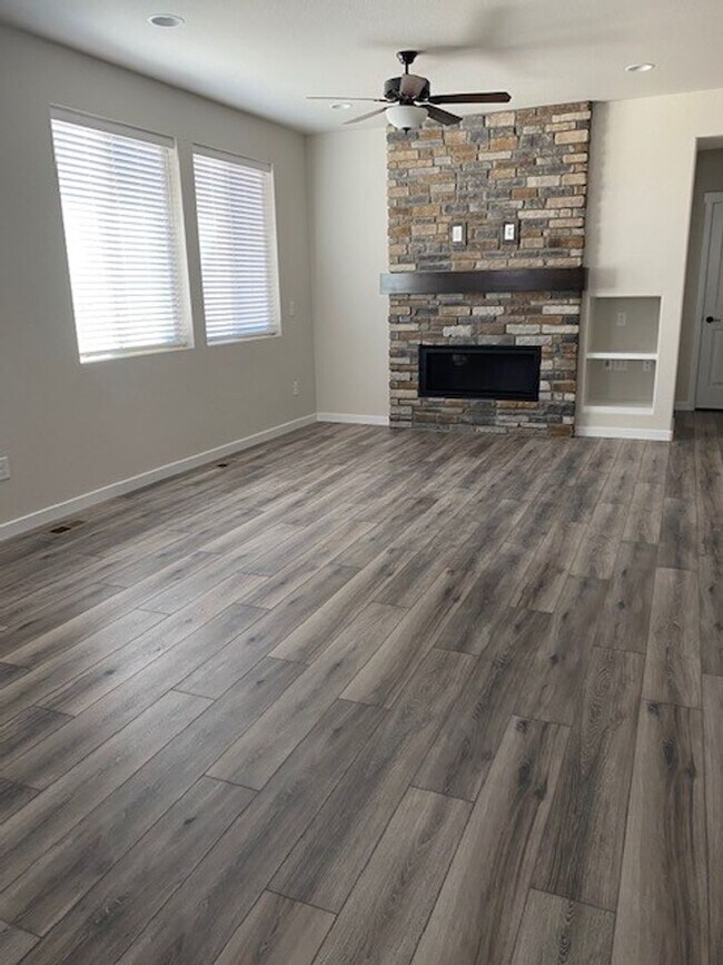 Foto del edificio - STUNNING 4 BED/4 BATH PATIO HOME IN FLYING HORSE!