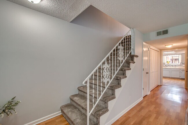 Building Photo - 204 Lake Chateau Dr