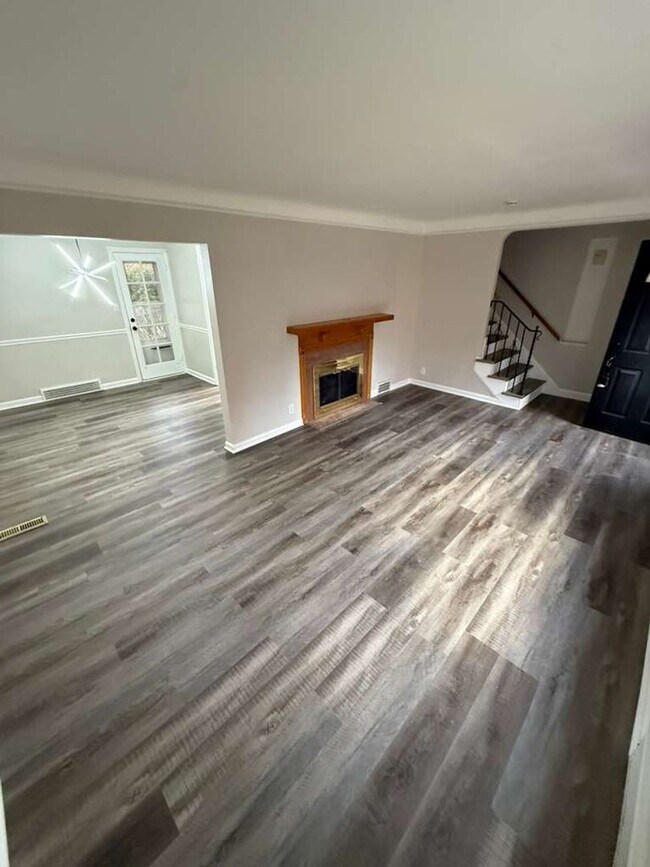 Foto del edificio - Updated 3-Bedroom Home in Lyndhurst Schools | Yard + Garage