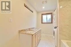 Photo du bâtiment - 7887 Dufferin St