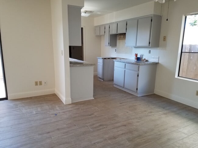 Building Photo - Adorable cottage apartments