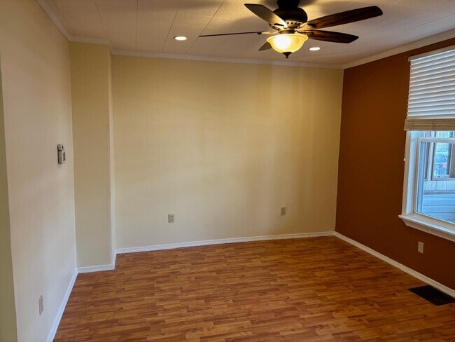 Foto del edificio - 2517 W Chestnut Ave