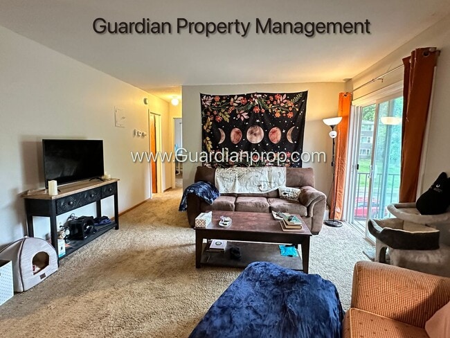 Building Photo - Top Floor w/Balcony, Excellent Condition, ...