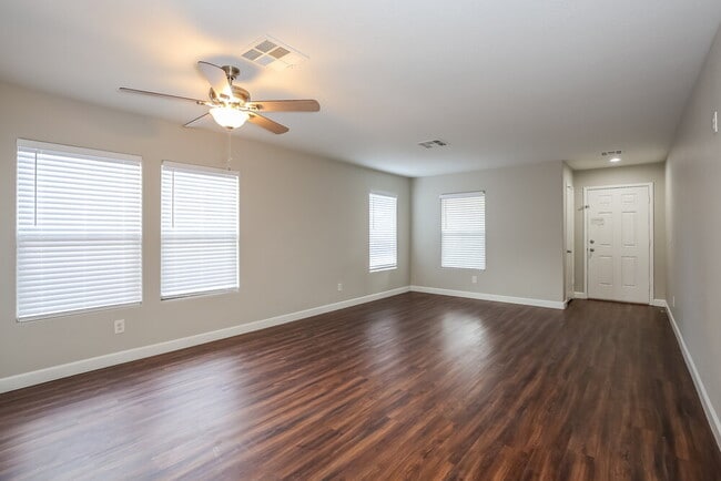 Foto del edificio - 5016 Charlo Dr