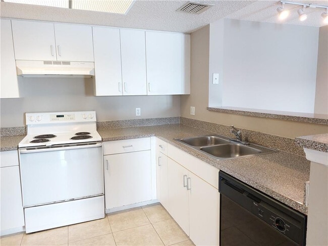 Foto del edificio - 5001 Wiles Rd